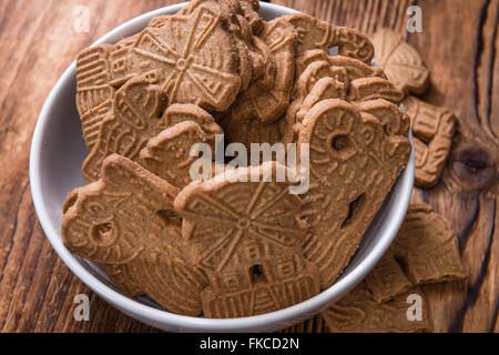 Tas de fresh baked Spekulatius (cuisine allemande) sur fond de bois Banque D'Images