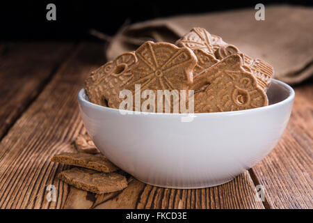 Tas de fresh baked Spekulatius (cuisine allemande) sur fond de bois Banque D'Images