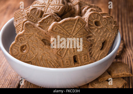 Fresh baked Spekulatius (cuisine allemande) sur fond de bois rustique Banque D'Images