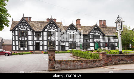 The Old Hall Hotel public house pub restaurant High Street Sandbach Cheshire England UK Banque D'Images