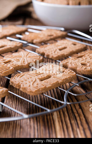 Tas de fresh baked Spekulatius (cuisine allemande) sur fond de bois Banque D'Images