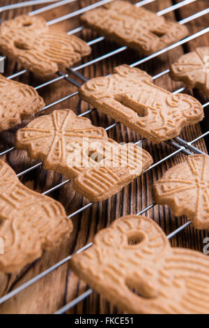 Tas de fresh baked Spekulatius (cuisine allemande) sur fond de bois Banque D'Images