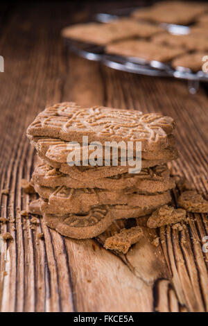 Tas de fresh baked Spekulatius (cuisine allemande) sur fond de bois Banque D'Images