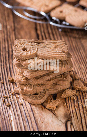 Fresh baked Spekulatius (cuisine allemande) sur fond de bois rustique Banque D'Images