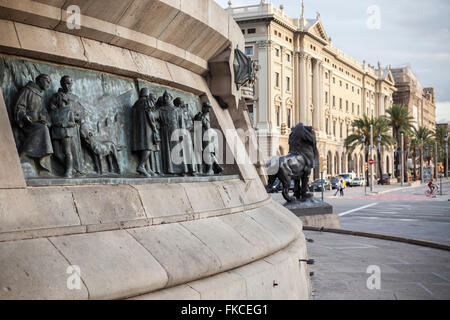 Statue de Lion en monument à Colon, Ramblas, Port Vell, Barcelone Banque D'Images