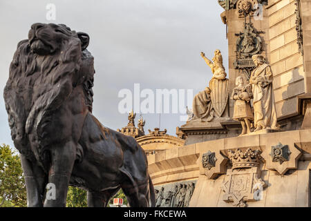 Statue de Lion en monument à Colon, Ramblas, Port Vell, Barcelone Banque D'Images