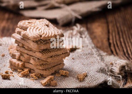 Tas de fresh baked Spekulatius (cuisine allemande) sur fond de bois Banque D'Images