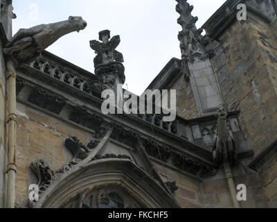 Deux gargouilles sur la cathédrale de Nevers. Banque D'Images