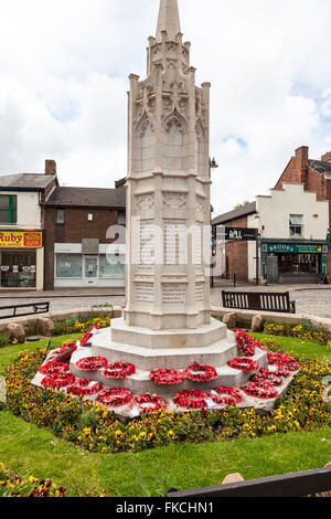 Des couronnes de coquelicots autour du monument commémoratif de guerre du Canada au centre-ville de Sandbach Cheshire Sandbach England UK Banque D'Images