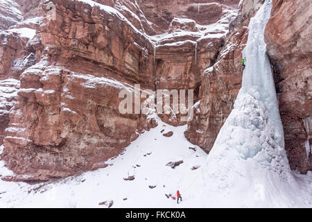 Un Grimpeur sur glace Cornet leader Creek se situe en dehors de Telluride au Colorado Banque D'Images