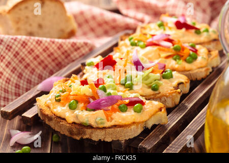 Bruschetta avec légumes de printemps. Banque D'Images