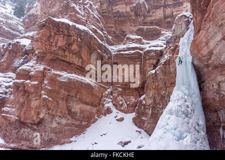 Un Grimpeur sur glace Cornet leader Creek se situe en dehors de Telluride au Colorado Banque D'Images