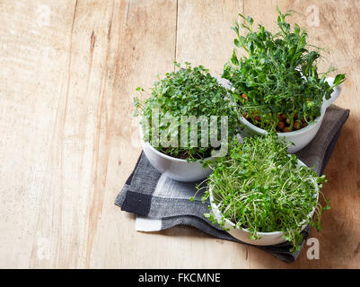 Pois verts frais, le brocoli et la roquette psrout on wooden table Banque D'Images