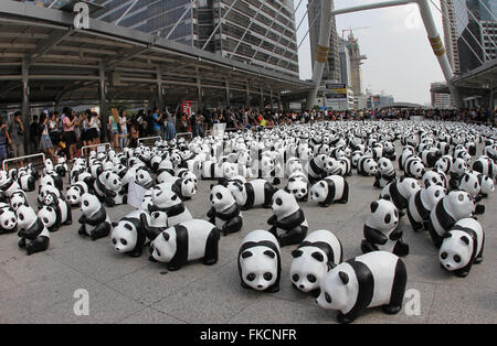 Bangkok, Thaïlande. 05Th Mar, 2016. Regarder les gens et prendre des photos au cours de l'exposition des Pandas 1600 par l'artiste français Paulo Grangeon affiché sur la vue sur la ville de Sathorn de Sky Walk, BTS Chong Nonsi dans Bangkok, Thaïlande après qu'ils ont été transportés à travers le monde pour diffuser le message sur la préservation de l'environnement. Le nombre de pandas représente l'un des 1 600 pandas qui sont à l'état sauvage. Credit : Vichan Poti/Pacific Press/Alamy Live News Banque D'Images