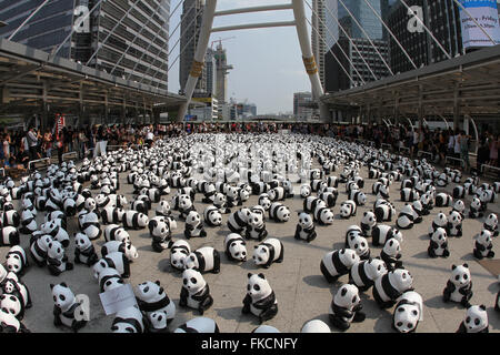 Bangkok, Thaïlande. 05Th Mar, 2016. Regarder les gens et prendre des photos au cours de l'exposition des Pandas 1600 par l'artiste français Paulo Grangeon affiché sur la vue sur la ville de Sathorn de Sky Walk, BTS Chong Nonsi dans Bangkok, Thaïlande après qu'ils ont été transportés à travers le monde pour diffuser le message sur la préservation de l'environnement. Le nombre de pandas représente l'un des 1 600 pandas qui sont à l'état sauvage. Credit : Vichan Poti/Pacific Press/Alamy Live News Banque D'Images