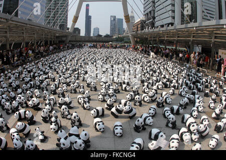 Bangkok, Thaïlande. 05Th Mar, 2016. Regarder les gens et prendre des photos au cours de l'exposition des Pandas 1600 par l'artiste français Paulo Grangeon affiché sur la vue sur la ville de Sathorn de Sky Walk, BTS Chong Nonsi dans Bangkok, Thaïlande après qu'ils ont été transportés à travers le monde pour diffuser le message sur la préservation de l'environnement. Le nombre de pandas représente l'un des 1 600 pandas qui sont à l'état sauvage. Credit : Vichan Poti/Pacific Press/Alamy Live News Banque D'Images