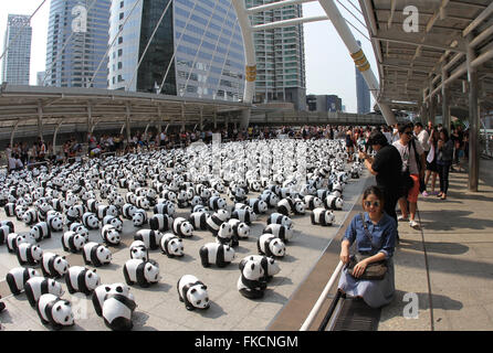 Bangkok, Thaïlande. 05Th Mar, 2016. Regarder les gens et prendre des photos au cours de l'exposition des Pandas 1600 par l'artiste français Paulo Grangeon affiché sur la vue sur la ville de Sathorn de Sky Walk, BTS Chong Nonsi dans Bangkok, Thaïlande après qu'ils ont été transportés à travers le monde pour diffuser le message sur la préservation de l'environnement. Le nombre de pandas représente l'un des 1 600 pandas qui sont à l'état sauvage. Credit : Vichan Poti/Pacific Press/Alamy Live News Banque D'Images