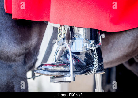Démarrer et étrier d'un soldat de la vie du régiment des Gardes de la Household Cavalry. Banque D'Images