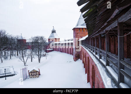 Mur de briques et de tours de novgorod kremlin en scène d'hiver Banque D'Images