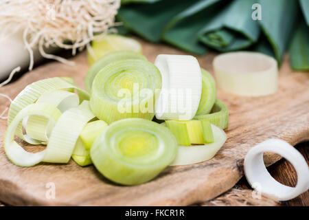 Partie de poireaux coupés frais sur fond de bois foncé Banque D'Images
