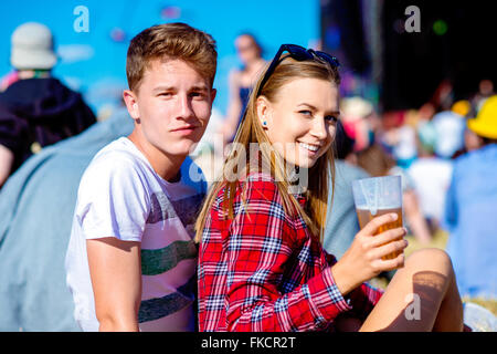 Jeune couple avec de la bière au summer music festival Banque D'Images