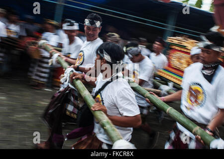 Makassar, au sud de Sulawesi, Indonésie. Mar 8, 2016. À MAKASSAR, INDONÉSIE - 08 mars : ascenseur hindou balinais Ogoh ogoh-célébrer au cours de la journée ou journée Nyepi silencieux sur 1938 Saka nouvelle année de calendrier hindou à Makassar, 08 mars 2016 dans la province de Sulawesi du Sud, en Indonésie. Ogoh ogoh-statues sont construites pour l'Ngrupuk défilé, qui a lieu la veille du jour Nyepi à Bali, Indonésie. Ogoh-ogoh normalement sous forme de personnages mythologiques, la plupart des démons. Comme avec beaucoup d'activités créatives basées sur l'Hindouisme, les Balinais Ogoh ogoh-création d'objectifs spirituels représente inspiré par la philosophie hindoue. Duri Banque D'Images