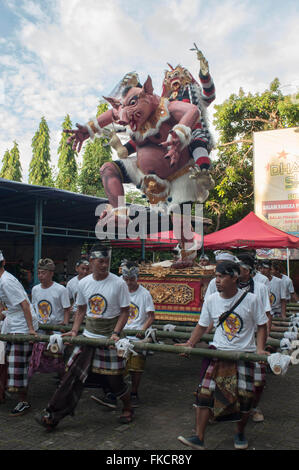 Makassar, au sud de Sulawesi, Indonésie. Mar 8, 2016. À MAKASSAR, INDONÉSIE - 08 mars : ascenseur hindou balinais Ogoh ogoh-célébrer au cours de la journée ou journée Nyepi silencieux sur 1938 Saka nouvelle année de calendrier hindou à Makassar, 08 mars 2016 dans la province de Sulawesi du Sud, en Indonésie. Ogoh ogoh-statues sont construites pour l'Ngrupuk défilé, qui a lieu la veille du jour Nyepi à Bali, Indonésie. Ogoh-ogoh normalement sous forme de personnages mythologiques, la plupart des démons. Comme avec beaucoup d'activités créatives basées sur l'Hindouisme, les Balinais Ogoh ogoh-création d'objectifs spirituels représente inspiré par la philosophie hindoue. Duri Banque D'Images