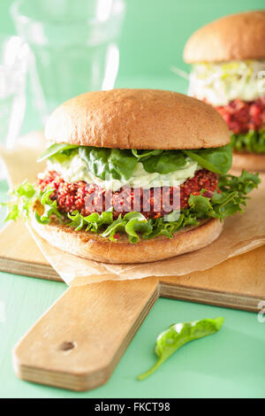 Veggie burger de quinoa et betteraves vinaigrette avec de l'avocat Banque D'Images