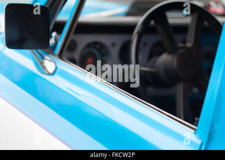 Miroir de l'aile d'un brillant bleu et blanc Classic vintage car Banque D'Images
