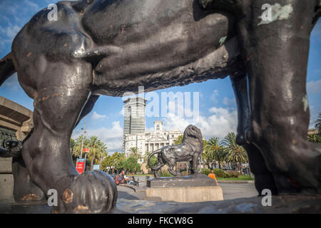 Statue de Lion en monument à Colon, Ramblas, Port Vell, Barcelone Banque D'Images