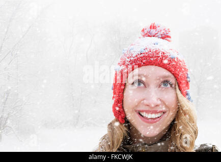 Woman in red Knit hat looking up Banque D'Images