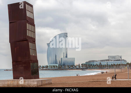 La plage de Barceloneta, sculpture estel ferit Rebecca Horn et hôtel W. Barcelone. Banque D'Images