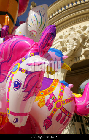 La nouveauté des ballons pour vente à l'entrée de l'hôtel Giardino Zoologico ou des jardins zoologiques, Villa Borghese, Rome, Italie. Banque D'Images