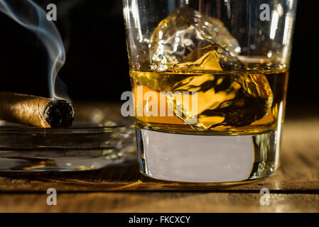 Whisky et cigare sur le tableau Banque D'Images