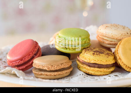 Les macarons sur la plaque Banque D'Images