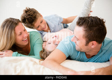 Famille avec deux enfants (6-7, 8-9) dans la chambre Banque D'Images