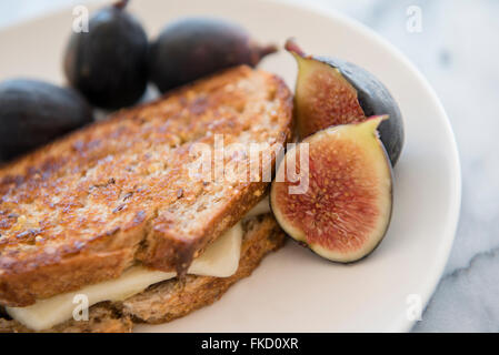 Sandwich au fromage grillé aux figues sur la plaque Banque D'Images