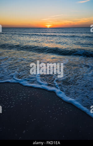 La plage et la mer au coucher du soleil Banque D'Images