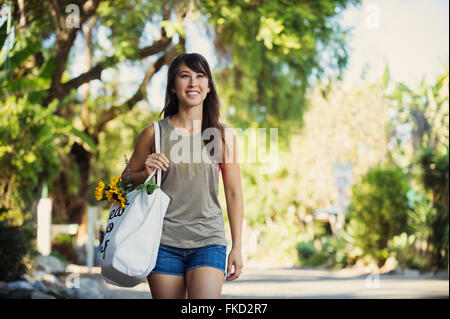 Jeune femme avec panier walking Banque D'Images