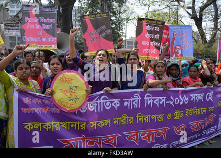 Dhaka, Bangladesh. 8 mars, 2016. Des militants et du Bangladesh garment workers assister à un rassemblement en face du Club national de la presse lors de la Journée internationale des femmes à Dhaka, Bangladesh, 08 mars 2016. Plusieurs organisations de femmes ont exigé l'égalité de traitement, l'amélioration des conditions de sécurité au travail et des mesures pour combattre la violence contre les femmes. Mamunur Rashid/crédit : Alamy Live News Banque D'Images