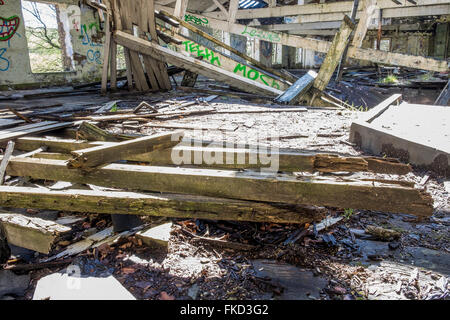 Une vieille usine abandonnée où le toit s'est effondré exposant l'édifice ouvert aux éléments. Banque D'Images