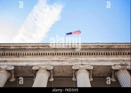 Regardant le drapeau américain sur le sommet d'un bâtiment à Washington DC Banque D'Images