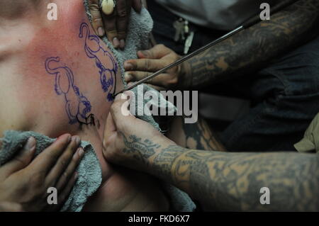 'Tiger' ak yant tattoo en cours. Bangkok, Thaïlande. crédit : Kraig Lieb Banque D'Images