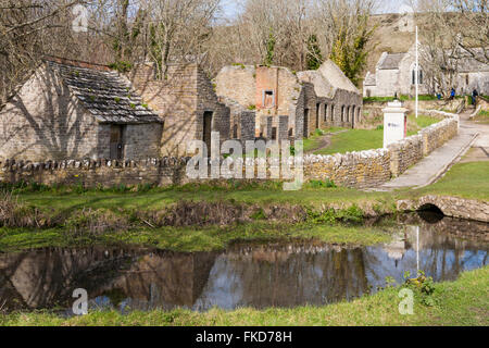 Étang et ruines de bâtiments abandonnés à Tyneham Village, Dorset UK en mars - perdu village abandonné abandonné abandonné Banque D'Images