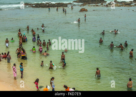 Sri Lankais locaux sur la plage en dehors de Galle Fort, Galle, Sri Lanka Banque D'Images