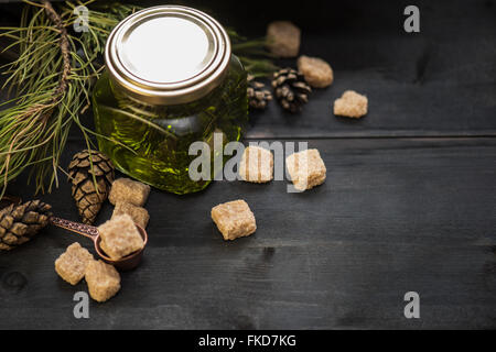 Sapin jam bosse sur fond de bois Banque D'Images