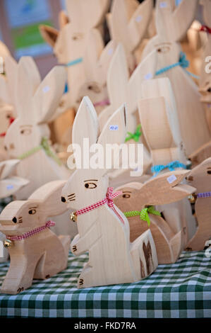 Lapin de Pâques en bois pour décoration vente à Marché de Pâques à Bad Toelz, Bavière, Allemagne Banque D'Images