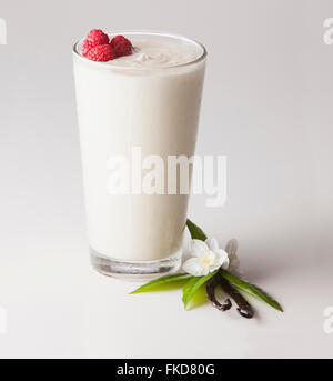 Smoothie vanille en verre décoré de framboise Banque D'Images