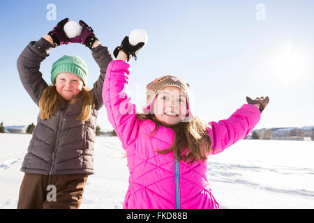 Les filles (8-9, 10-11) des boules de neige Banque D'Images