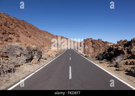 Pierres de lave et de la route dans le parc national Teide sur l'île canarienne de Tenerife Banque D'Images